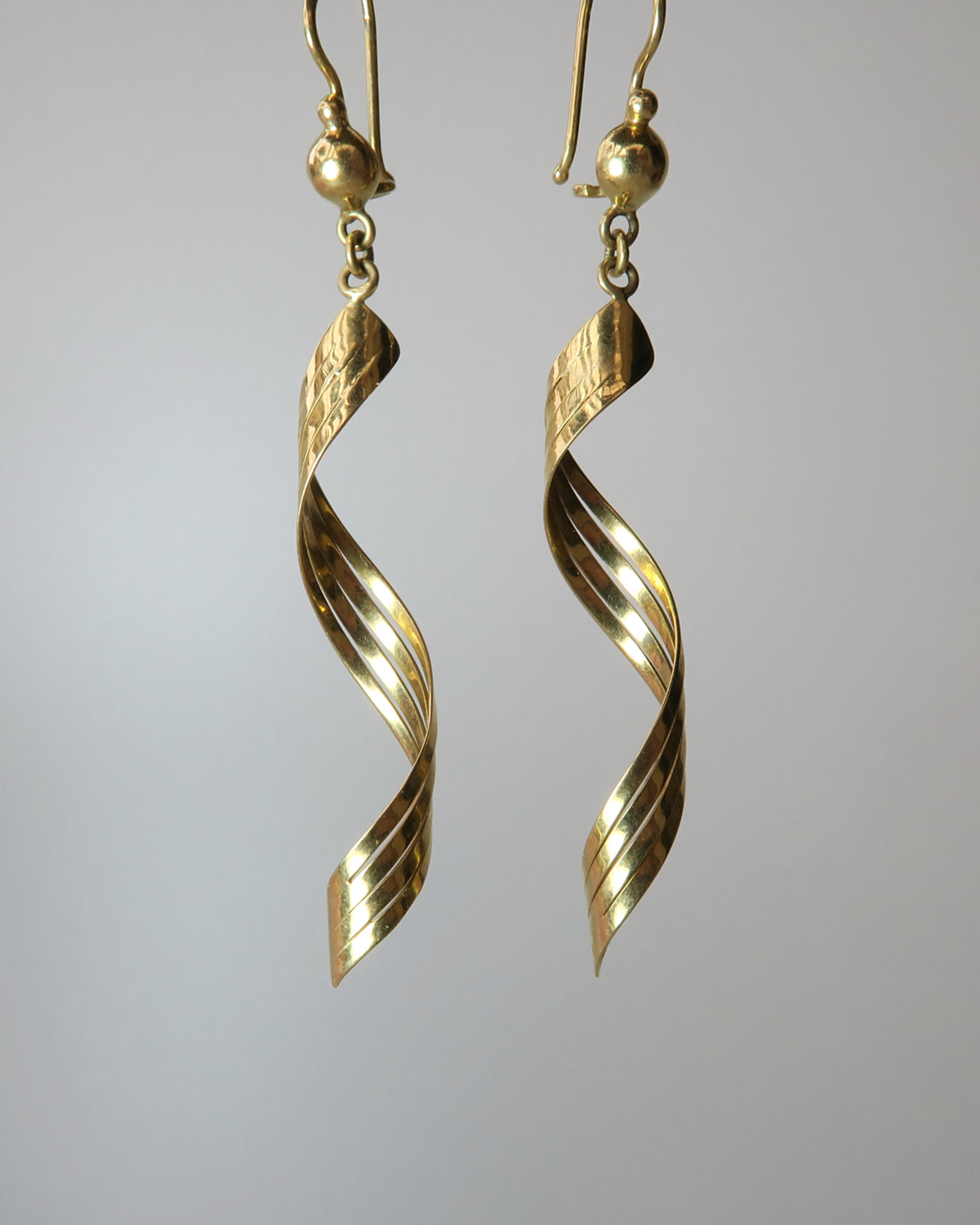 18CT GOLD TWISTED RIBBON EARRINGS