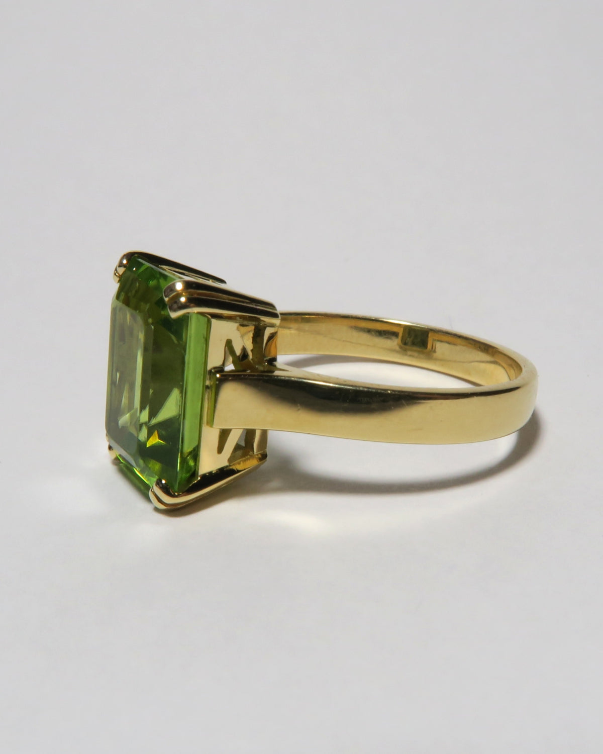 18CT GOLD HANDMADE PERIDOT RING