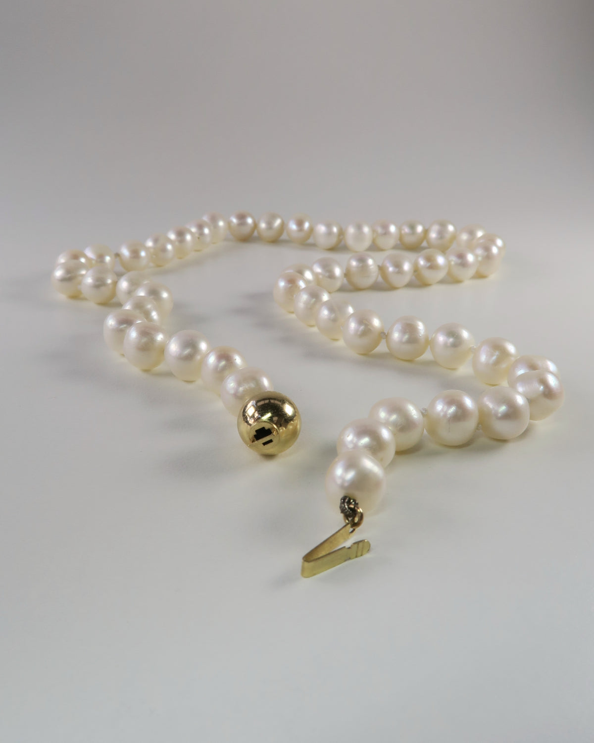 FRESHWATER PEARL NECKLACE WITH 14CT GOLD CLASP